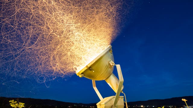 Insekten schwärmen vor einer Lampe in Goesgen, Schweiz