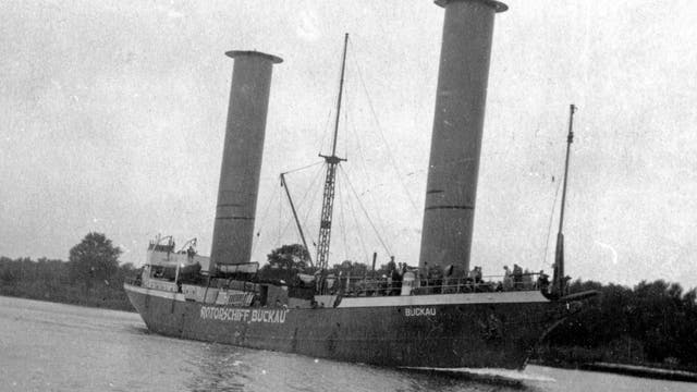 Das Rotorschiff Buckau bei einer Testfahrt in Stettin im Jahr 1925. 