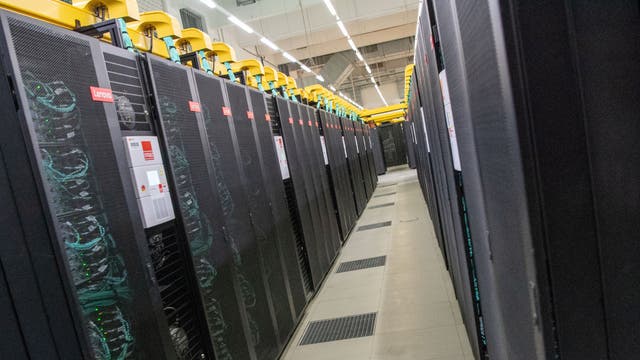 Blick auf die Computerelemente des SuperMUC-NG im Leibniz-Rechenzentrum