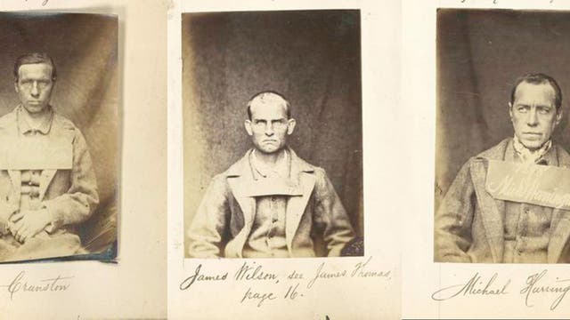 Drei historische Porträtfotos von Männern in Gefängniskleidung. Links: Robert Cranston, mittig: James Wilson, der James Travers, Seite 16, rechts: Michael Harrington. Jeder Mann trägt eine Jacke und schaut ernst in die Kamera. Die Namen sind handschriftlich unter den Fotos notiert.