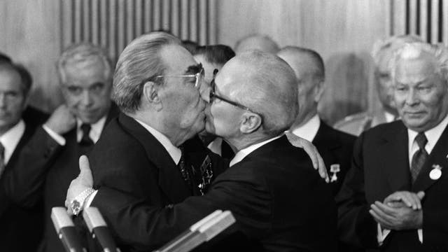 Bruderkuss zwischen Erich Honecker und Leonid Breschnew 1979.