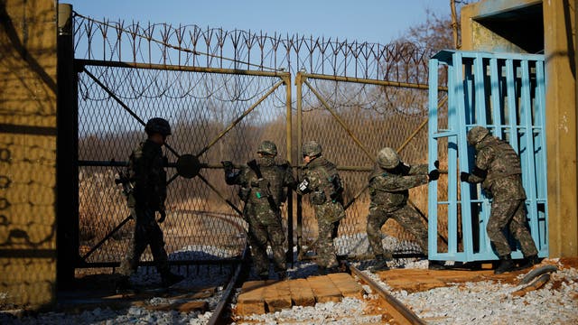 Soldaten aus Südkorea schließen ein Tor in Paju an der innerkoreanischen Grenze. Über den Schienenweg waren Delegationen nach Nordkorea gereist. Das Bild entstand im November 2018.
