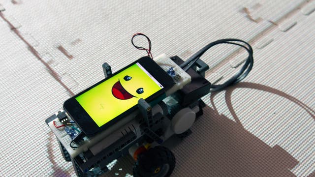 Mathe-Roboter Quinn zeigt ein Lächeln auf seinem Bildschirm
