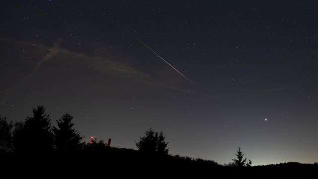 Ein Meteor der Perseiden über dem Großen Feldberg, Hochtaunuskreis.