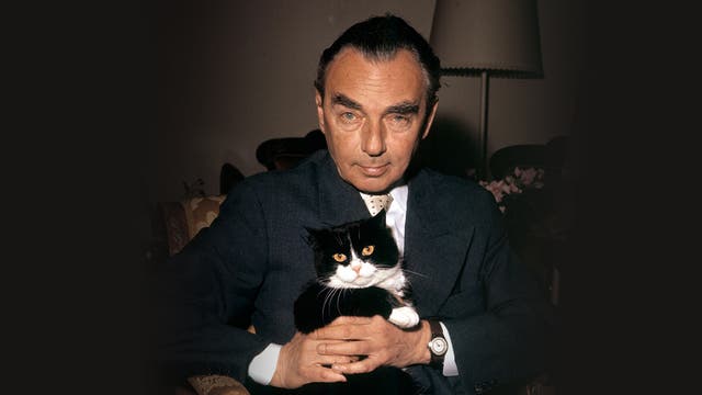 Der Schriftsteller Erich Kästner mit (s)einer Katze auf dem Schoß.