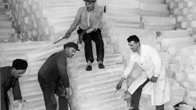 Arbeiter in einer Eisfabrik, um 1935.