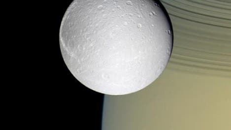 Dione vor Saturn und seinen Ringen