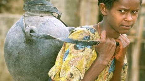 Mädchen mit Wasser in Äthiopien