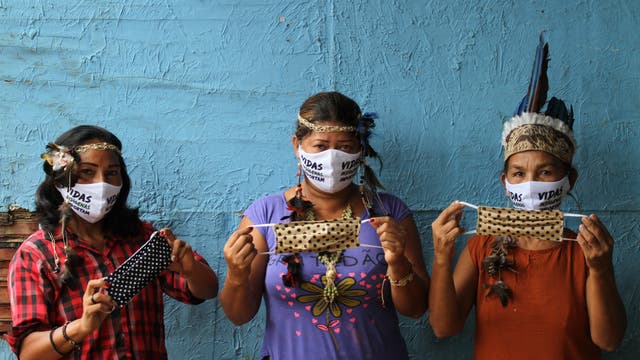 »Indigenes Leben ist wichtig« steht auf den Masken dieser Frauen in Manaus