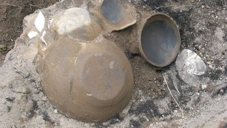 Tonkrüge  und Bronzeschalen der Tambora-Grabungsstätte