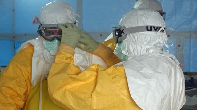 Medizinisches Personal schützt sich bei der Behandlung Ebola-Erkrankter mit Gesichtsmasken