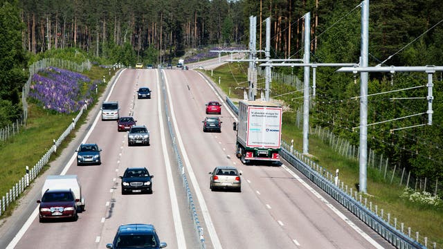 Autobahn mit Oberleitung für LKW