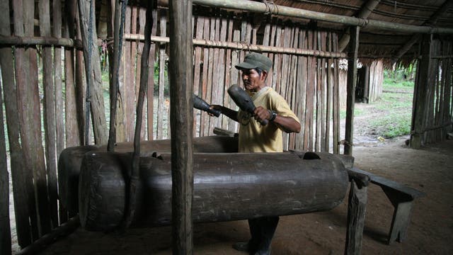 Die im Amazonasgebiet lebenden Bora ahmen den Rhythmus ihrer Sprache mit Trommeln nach.