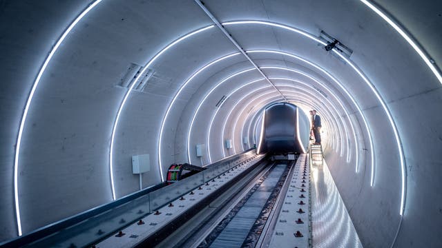 Eine Hyperloop-Testanlage. Zu sehen ist ein zylindrisches Röhrensystem.