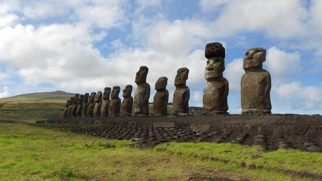 Rekonstruierte Moai-Reihe an der Südküste Rapa Nuis