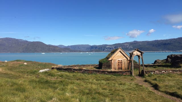 Dieser Nachbau der ersten Kirche Grönlands, genannt Tjodhilds Kirche, steht in Qassiarsuk auf Grönland.