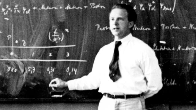 Der deutsche Physiker Werner Heisenberg bei der Lehre