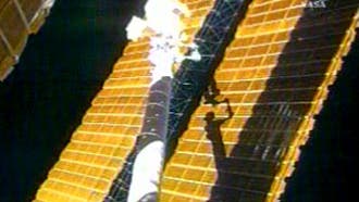 Astronaut Scott Parazynski begutachet das reparierte Sonnensegel