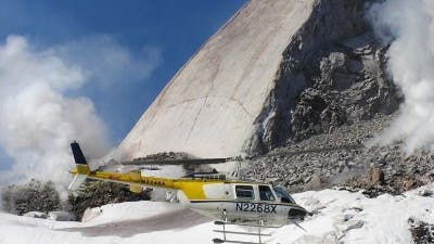 Hubschrauber vor "Flosse" im Mount St. Helens-Krater