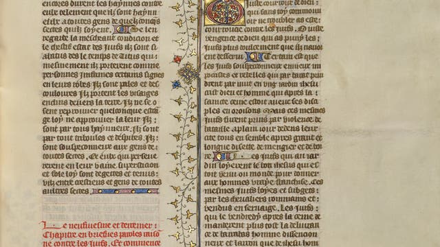 Eine spätmittelalterliche Manuskriptseite mit kunstvoll verziertem Rand und Initialen. Der Text ist in zwei Spalten geschrieben, in einer gotischen Schriftart. Oben rechts befindet sich eine farbige Miniatur, die eine Person in einem langen Gewand zeigt, die vor einem Kamin sitzt. Der Rand ist mit floralen Mustern und goldenen Akzenten verziert. 