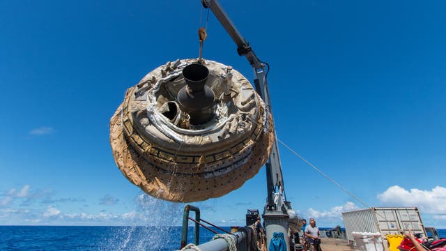 Die Testkapsel LDSD wird nach ihrem Flug aus dem Pazifik gefischt