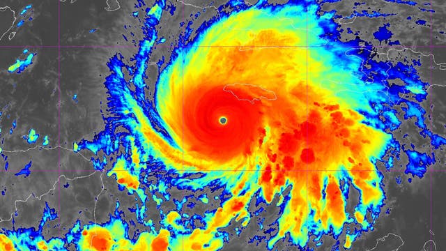 Satellitenbild eines Hurrikans über der Karibik, aufgenommen am 28. Oktober 2025. Der Wirbelsturm zeigt ein deutliches Auge in der Mitte, umgeben von dichten Wolkenbändern in leuchtenden Farben, die die Intensität und Struktur des Sturms darstellen. Die Karte zeigt Teile von Mittelamerika und der Karibik, einschließlich der Küstenlinien. Das Bild stammt von NOAA/NESDIS/STAR GOES-19 und ist als "Sandwich Composite" bezeichnet.