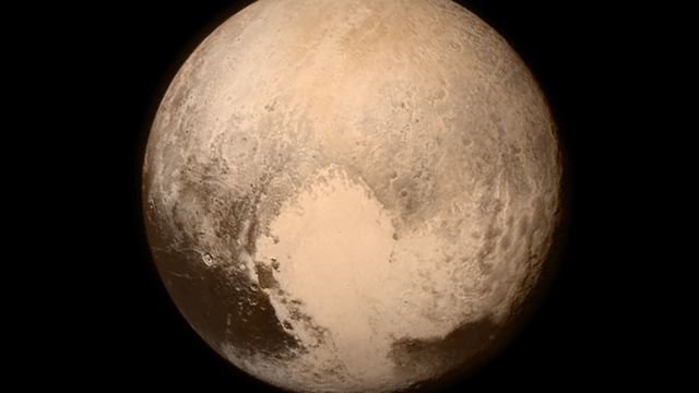 Pluto 16 Stunden vor dem Vorbeiflug