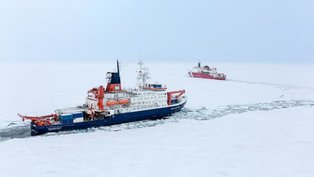 Auf einem eisbedeckten Meer sind zwei Eisbrecher zu sehen - links die "Polarstern", rechts die "U.S. Healy"