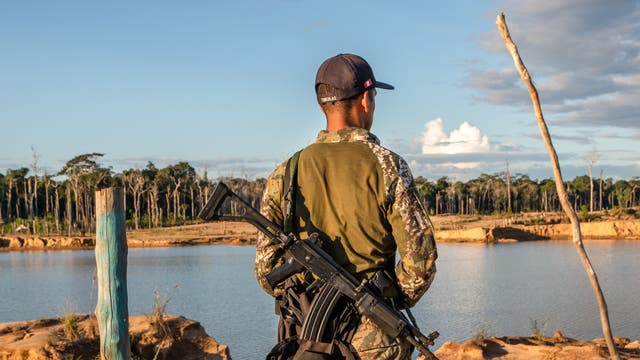 Ein Soldat bewacht La Pampa, ein Gebiet in Peru, das einst reicher Regenwald war.