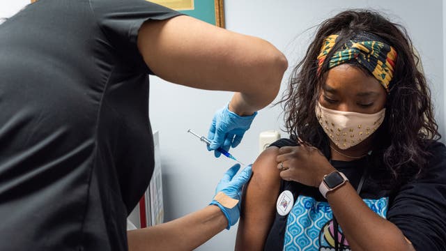 Eine Teilnehmerin der Novavax-Studie erhält eine Impfdosis