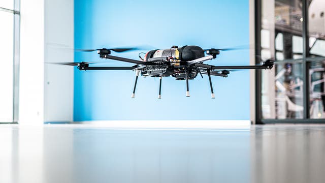 Eine Drohne mit sechs Rotoren und einem Drucktank.