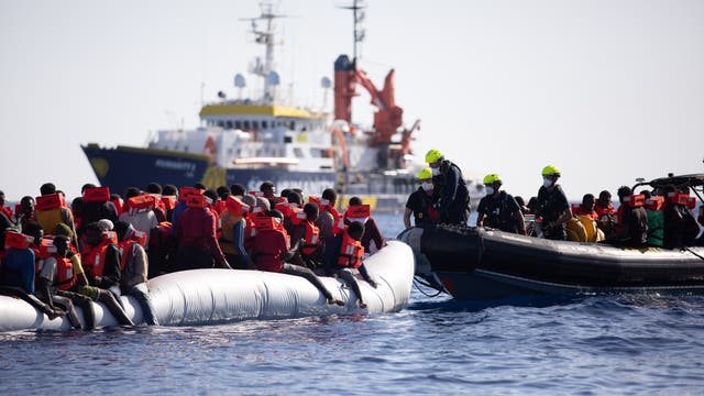 Das Beiboot der »Humanity 1« mit einem Schlauchboot voller Geflüchteter. Im Hintergrund das Rettungsschiff.