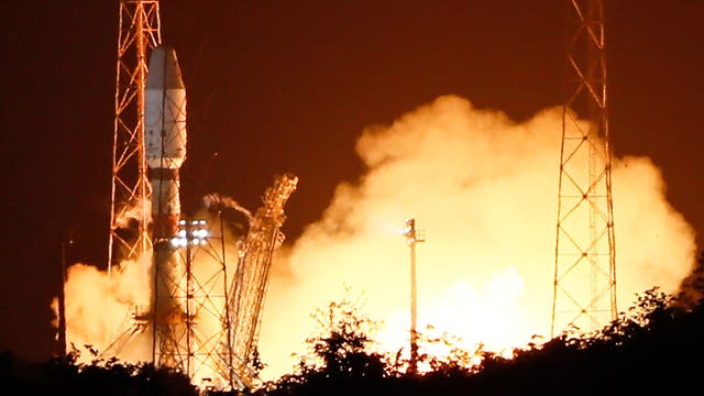 Eine Sojus-Rakete hebt vom europäischen Weltraumbahnhof ab