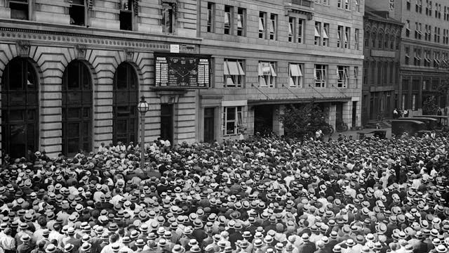 Zahlreiche Menschen betrachten die Ergebnisanzeige für ein Baseballspiel vor dem Haus der Zeitung »Washington Star« in Washington, DC, im August 1924.