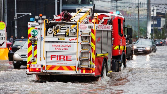 Australische Feuerwehr in überfluteter Straße (Archivbild vom 6. März 2010)