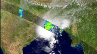 Zyklon an Indiens Küste (mit Regenradar-Aufnahme)