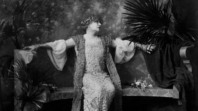 Die Schauspielerin Sarah Bernhardt in einer Fotografie aus dem Jahr 1904.