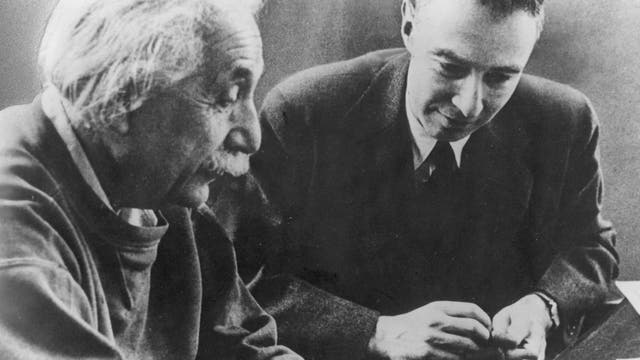 Albert Einstein und Robert Oppenheimer