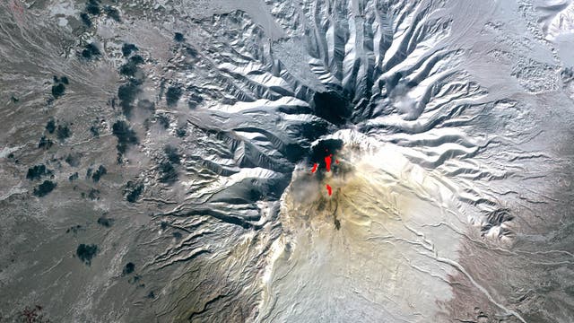 Der Vulkan Schiwelutsch auf der russischen Halbinsel Kamtschatka aus der Luft