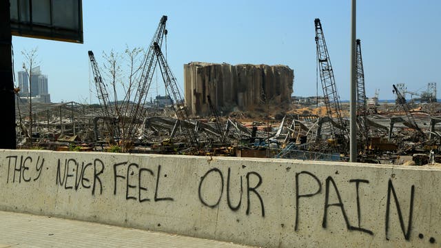 Zerstörter Hafen von Beirut mit den Getreidesilos, die Teile der Stadt vor der Detonation schützten