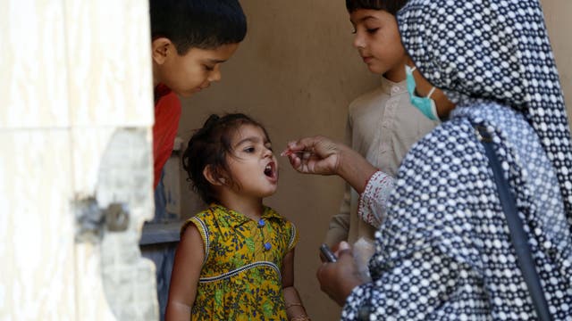 Ein Mitarbeiter des Gesundheitswesens verabreicht einem Kind während einer Impfkampagne in der ostpakistanischen Provinz Punjab den Polio-Impfstoff. 