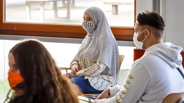 Schülerinnen und Schüler tragen Masken beim Unterricht, wie es der Corona-Infektionsschutz in Nordrhein-Westfalen vorsieht. (Archiv)