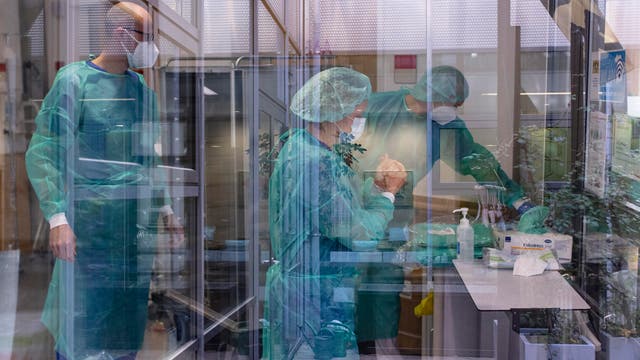 Ärzte bereiten sich auf das Betreten der Covid-Station im Krankenhaus Agatharied in Bayern vor.
