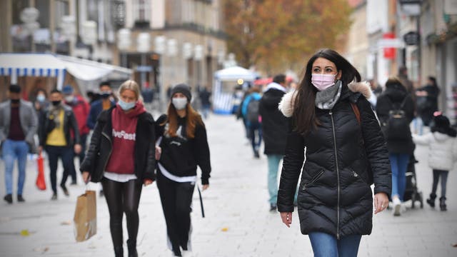 Menschen in einer Münchner Fußgängerzone tragen wegen des Coronavirus eine Maske