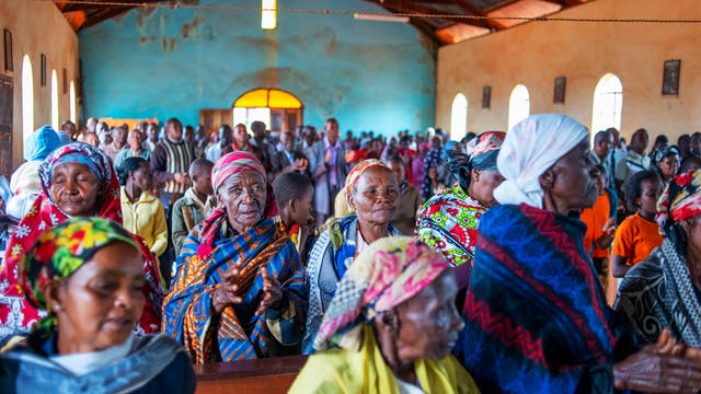 Sonntäglicher Gottesdienst in einem Dorf in Kenia