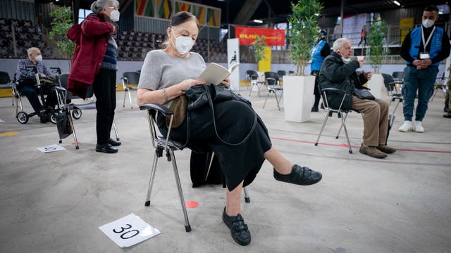 Anneliese Spies (88 Jahre alt) wartet nach ihrer Impfung gegen das Coronavirus Sars-CoV-2 im Ruhebereich des zweiten Impfzentrums Berlins, im Erika-Hess-Eissatdion, auf ihren Ehemann. 