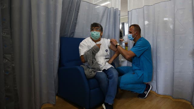 Ein Mann kommt zur Impfung in das Shamir Medical Center in Tel Aviv