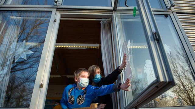 Schüler einer 4. Klasse öffnen während des Unterrichts an einer Grundschule in Kiel ein Fenster des Klassenraums