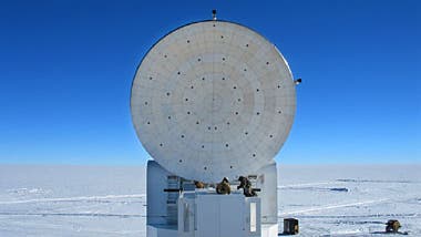 Das Südpol-Teleskop kurz vor der Fertigstellung