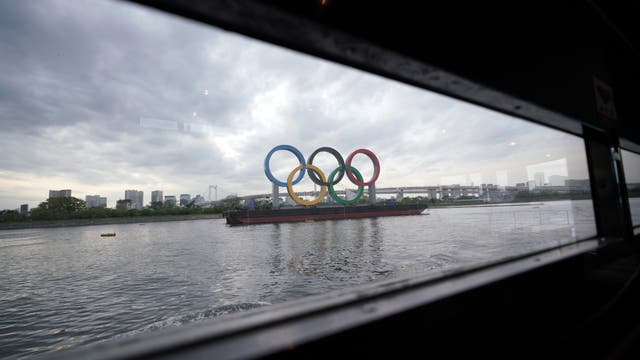 Blick auf eine Installation der olympischen Ringe bei Tokyo